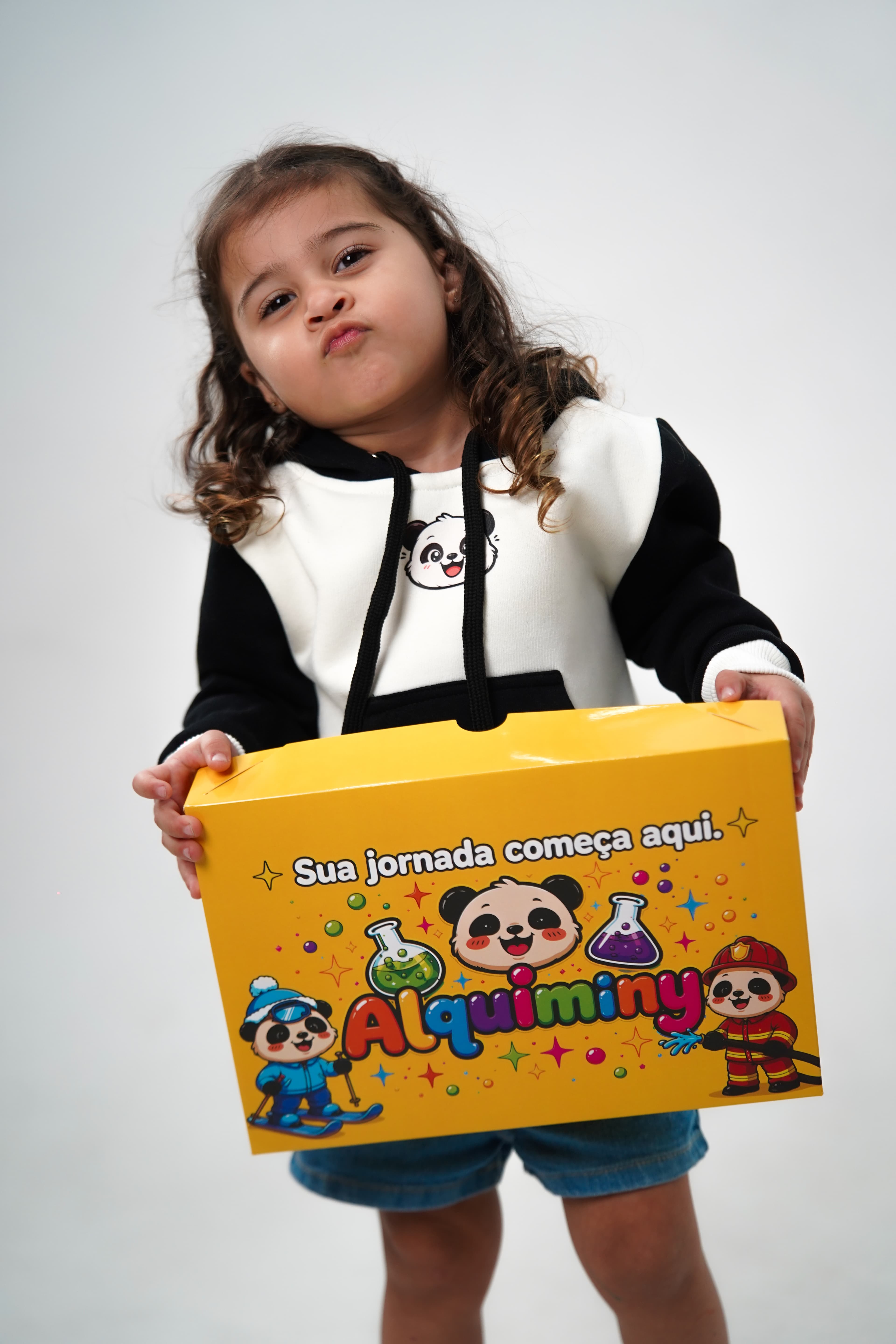 Criança com caixa Alquiminy